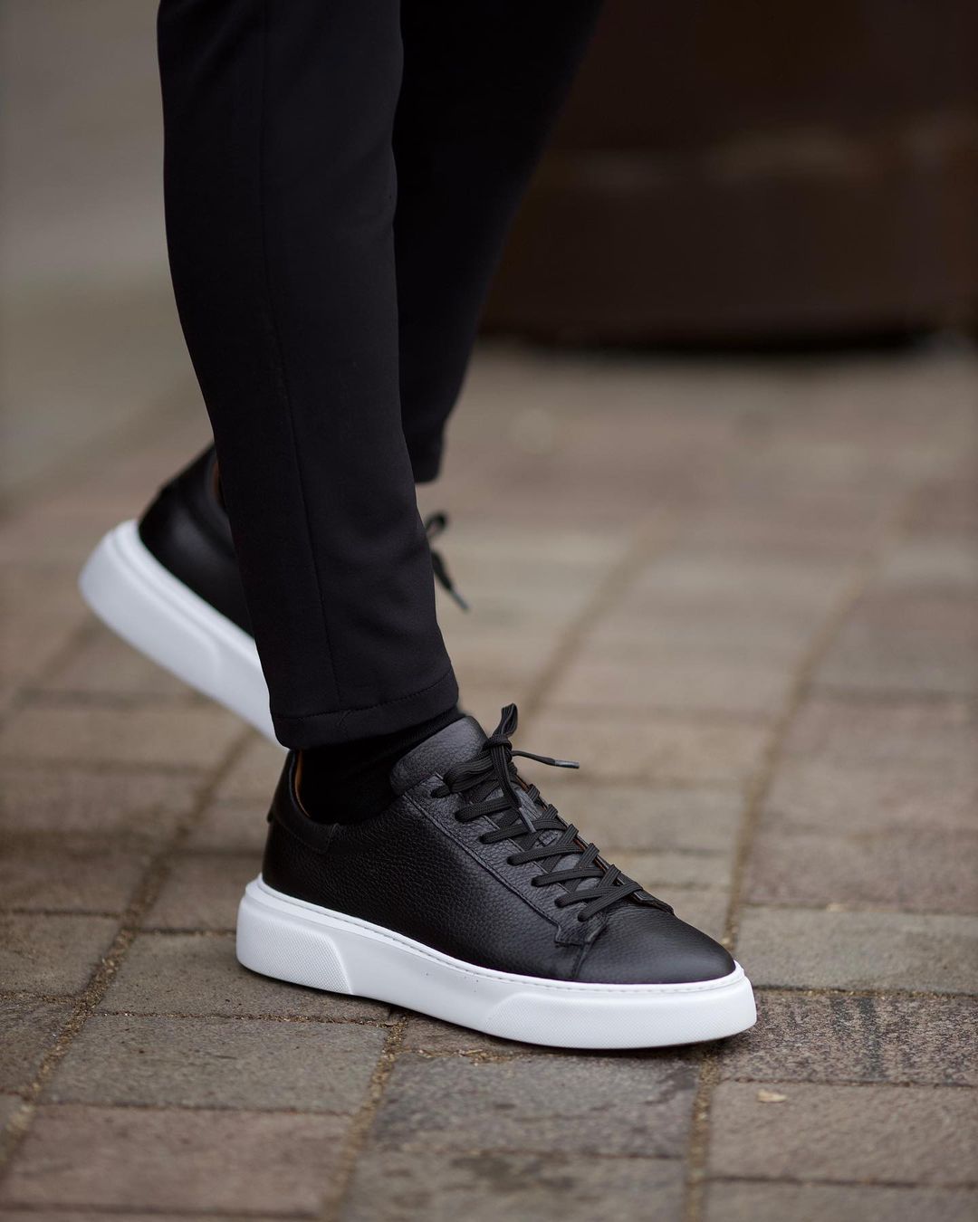 Men's Comfortable Slip Resistant Lace-up Sneakers